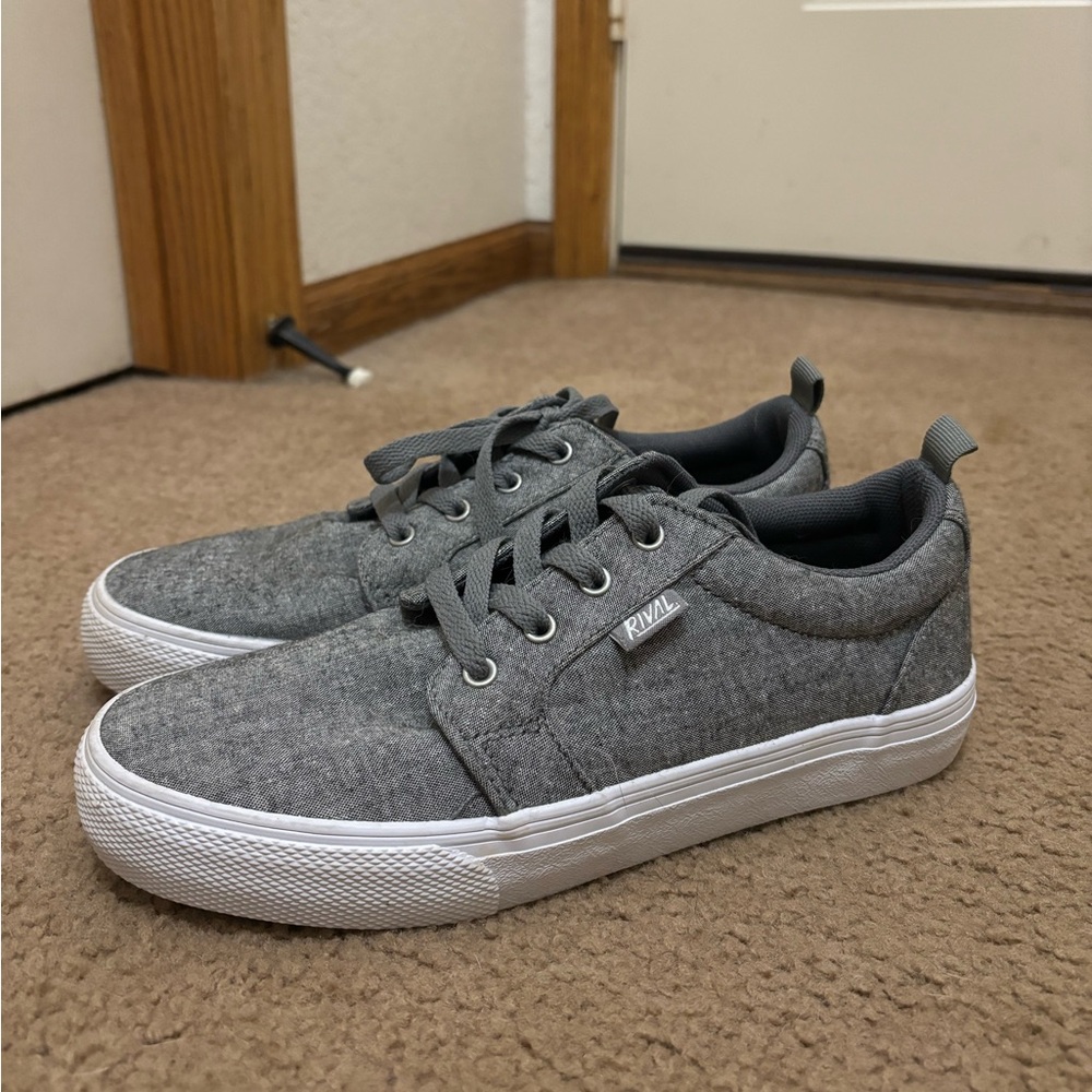 Size 7 women’s rival sneakers